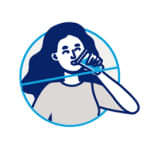 Imagem ilustrativa Menina evitado beber liquido